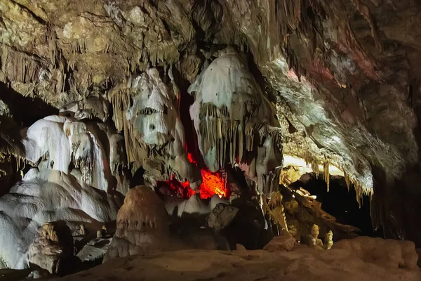 Nova caverna Athos com estalactites e estalagmites na Abcásia. — Fotografia de Stock