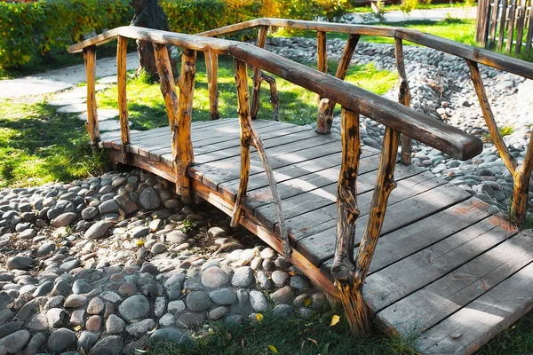 Puente de madera vintage en un parque de verano sobre un arroyo seco. —  Fotos de Stock