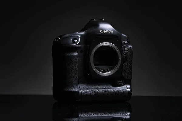RUSSLAND, BARNAUL-NOVEMBER 21, 2020: Canon EOS 1ds mark 2 SLR-Kamera auf schwarzem Hintergrund. Anschauliches Redaktionsmaterial — Stockfoto