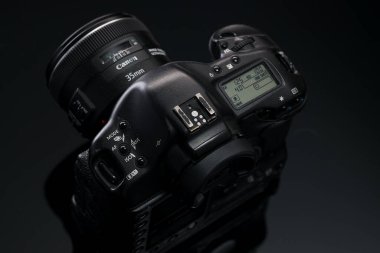 RUSSIA, BARNAUL-NOVEMBER 21, 2020: Canon EOS 1ds 2 SLR kamera siyah bir arkaplanda.
