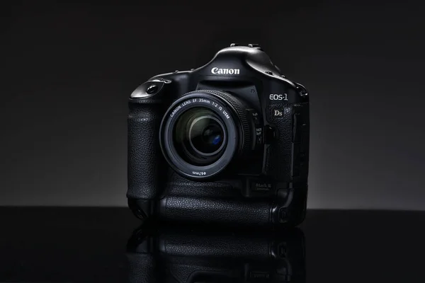 RUSSIA, BARNAUL-NOVEMBER 21, 2020: Canon EOS 1ds mark 2 SLR camera on the black background. — 스톡 사진