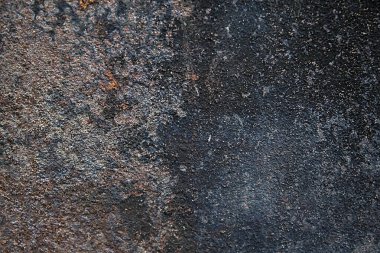 Eski, paslı, koyu renkli metal bir yüzey. Metallerin aşınması üzerindeki doku ile soyut arkaplan.