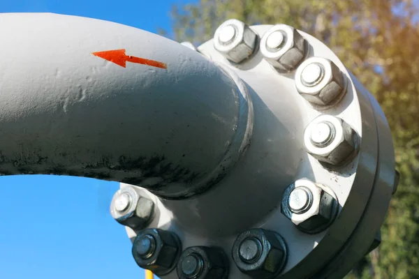 A seta vermelha no tubo cinza indica a direção do fluxo de gás. — Fotografia de Stock