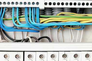 Bu temiz bir elektrik kalkanı. Yeni kabloların doğru bağlantıları yakın planda..