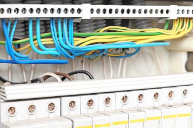 Bu temiz bir elektrik kalkanı. Yeni kabloların doğru bağlantıları yakın planda..