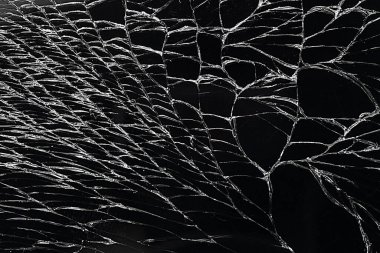 Kırık cam ekran ya da kırık ekran yakın çekimi. Siyah rengin boş, düz bir yüzeyi. 