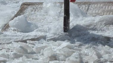 Metal bir buz kıracağı ya da levyeyle buz tabakalarının temizlenmesi. 