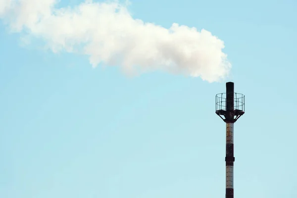 El humo viene de la tubería de la sala de calderas de gas contra el cielo azul. —  Fotos de Stock