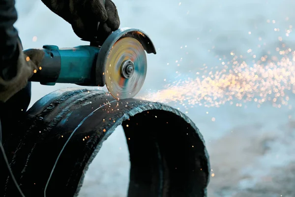 Vinkelslipmaskinen Skär Ett Metallrör Med Stor Diameter Och Gnistor Flyger — Stockfoto