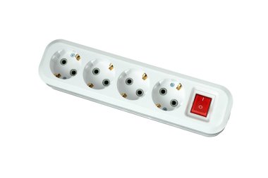 Bu, güç düğmesi olan dört priz için bir elektrik dağıtıcı. Beyaz bir arka planda izole edilmiş. Kırmızı düğmeli beyaz dalga koruyucusu.