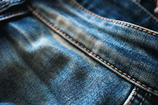 Jeans Denim Biru Dengan Jahitan Kuning Close Dari Kain Modis — Stok Foto