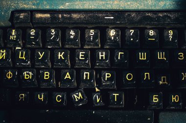 Üzerinde eski bir daktilonun Rusça harfleri olan klavye. Üst görünüm