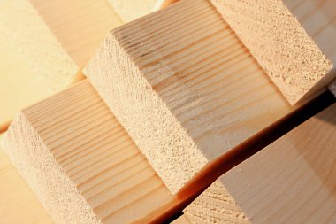 Ahşap parmaklıklar yığılmış. Tahta kesme ve pazarlama. Sanayi geçmişi.