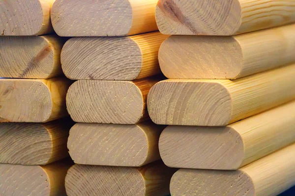 Os espaços em branco de madeira aplainados são empilhados em uma pilha. Fornecimento e fabrico de materiais de construção de madeira. — Fotografia de Stock