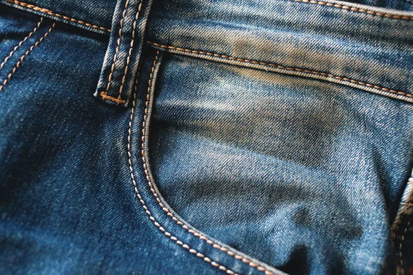Pantalones vaqueros azules con costuras amarillas. El primer plano de la tela a la moda. —  Fotos de Stock