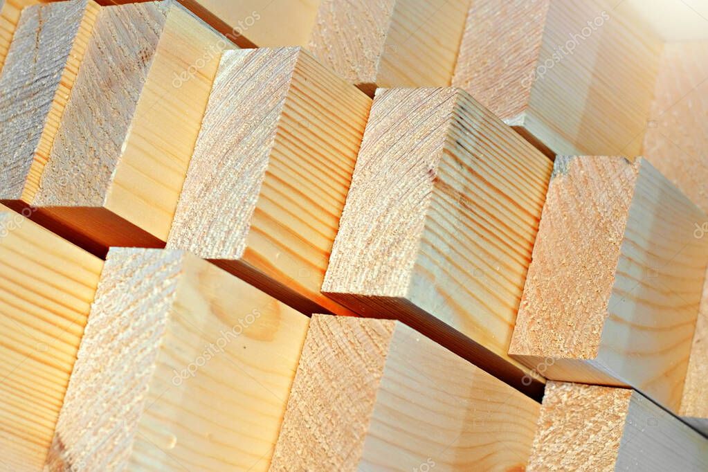 Nuevos tablones de madera cepillada de cerca. Foto publicitaria de