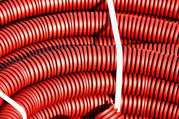 Roter Kunststoff Wellschlauch Zur Isolierung Und Verlegung Von Drähten Und — Stockfoto
