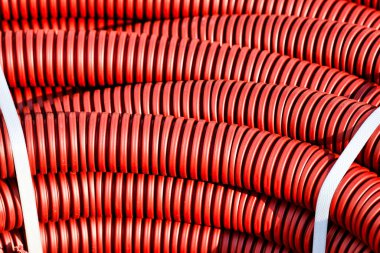 İzolasyon için kırmızı plastik hortum ve kablo döşeme ve kablo yakın çekim. Kopya alanı olan bir elektrik bileşeni sağlayıcısı için arkaplan