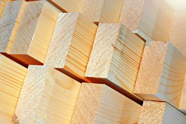 Yeni planlı ahşap kaplama yakın plan. İnşaat malzemelerinin reklam fotoğrafı. Arkaplan