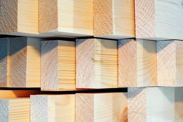 Новые деревянные доски крупным планом. Рекламное фото строительных материалов. Фон — стоковое фото