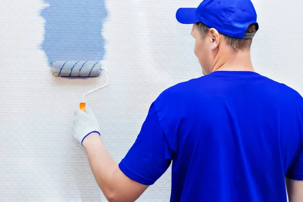서비스 복구 및 구내 복구. 집 의화가 와 페인트 롤러가 파란색으로칠 해 놓은 그림. — 스톡 사진