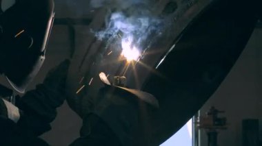 Kaynak makinesi simülatördeki kaynak borularını çalıştırıyor. Gaz endüstrisi kaynakçılarının eğitimi. 