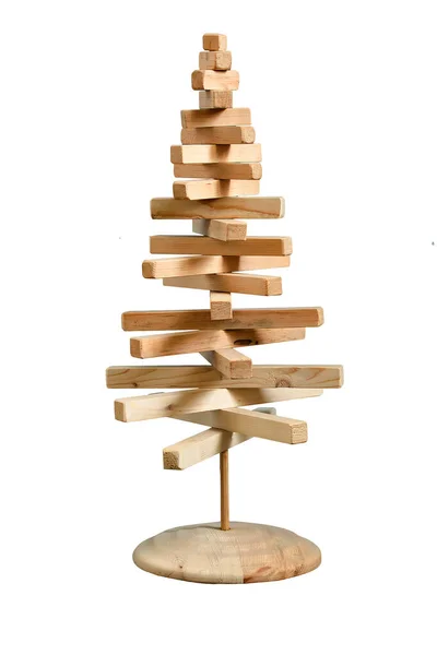 Різдвяна ялинка з дерев'яних брусів. Ізольований об'єкт на білому тлі . — стокове фото