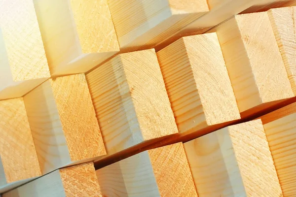 Это концы строганых деревянных решёток на лесопилке или в столярной мастерской. Промышленность — стоковое фото