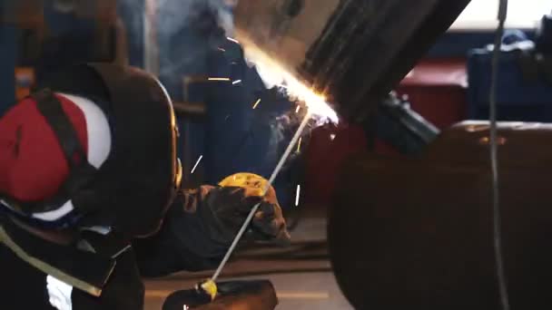 O soldador trabalha a habilidade de soldar tubos no simulador. Formação de soldadores da indústria do gás. — Vídeo de Stock