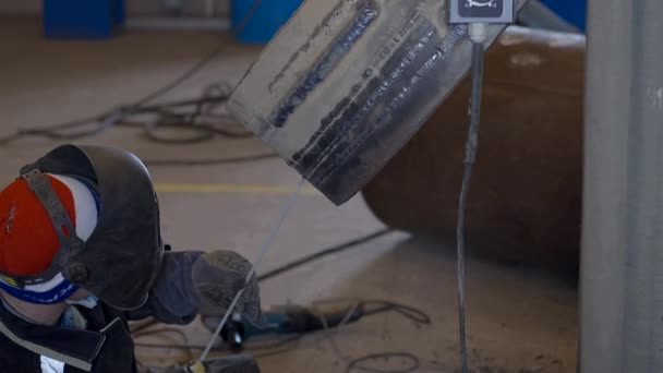 Le soudeur travaille sur l'habileté des tuyaux de soudage sur le simulateur. Formation des soudeurs de l'industrie gazière. — Video