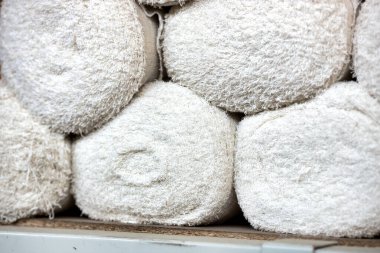 Fabrika tekstil ruloları yakın çekim. Paçavra yapmak için hammadde ya da malzeme.