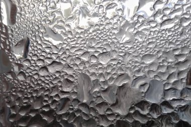 Damlalardan ve gri renkli sıvı metalden oluşan soyut sanat arkaplanı. arkaplan