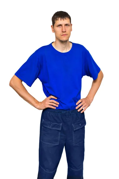 Reclame voor werkkleding. Een serieuze en zelfverzekerde jonge man van Kaukasische verschijning in zomeroveralls. — Stockfoto