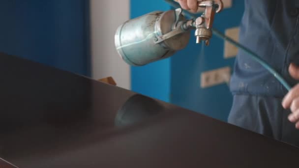 카펜터 캐비닛 제조 업자가 스프레이 총 의나무 표면을 바르다. — 비디오