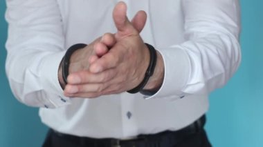 Beyaz gömlekli sanık alkışlıyor ve olumlu jestler sergiliyor.. 