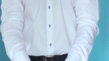 Elleri kelepçeli mahkum, mahkemenin kararına uygun bir hareket sergiliyor..