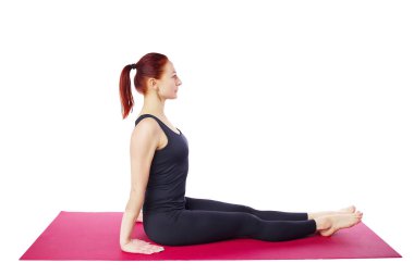 Bu narin orta yaşlı kadın spor paspası üzerinde egzersiz yapmak için başlangıç pozisyonunu gösteriyor.. 