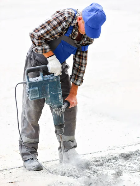 작업자 한 사람 이 여름날 잭 해머 로 도로 표면을 수리한다. 도로에서의 건축 공사. — 스톡 사진