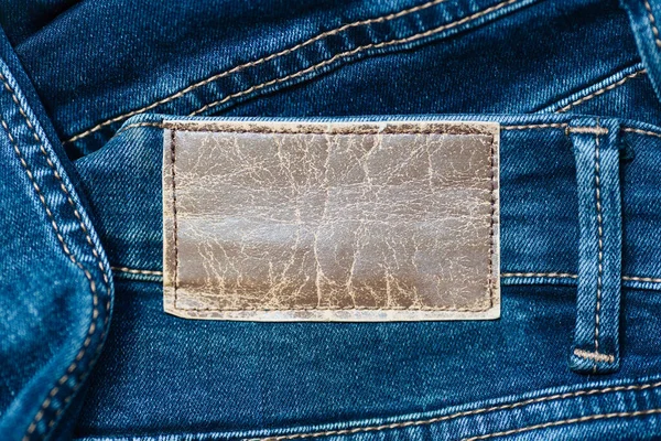 Etiqueta o etiqueta de cuero en jeans con espacio para copiar. En blanco para aplicar la información. Ropa casual. —  Fotos de Stock