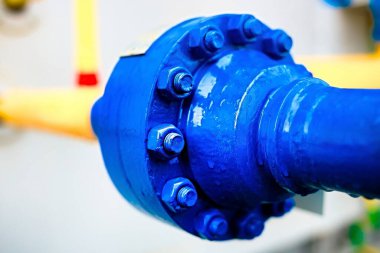 Gaz boru hattının bir kısmı yakın plan. Yüksek basınçlı boru hattı bağlantısı. Sanayi geçmişi