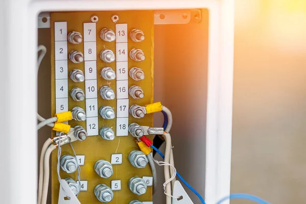 Escudo abierto con alambres del dispositivo de control y medición en la planta de producción. — Foto de Stock