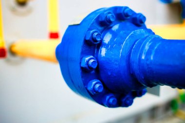 Gaz boru hattının bir kısmı yakın plan. Yüksek basınçlı boru hattı bağlantısı. Sanayi geçmişi