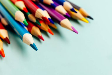 Masaya uzanmak için keskin renkli kalemler. Yaratıcılık ve sanatçılar için aksesuarlar. arkaplan.