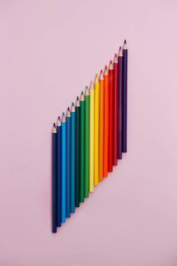 Renkli sivri uçlu kalemler pembe arka planda, kopyalamak için yeri var. Okul malzemeleri ya da okul hazırlığı.