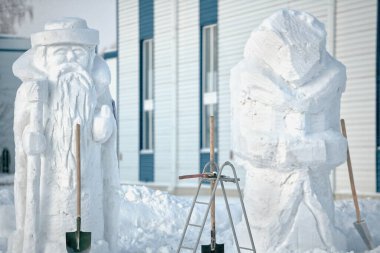 Noel ve kardan yapılmış yeni yıl figürleri: Noel Baba ve Kar Bakiresi