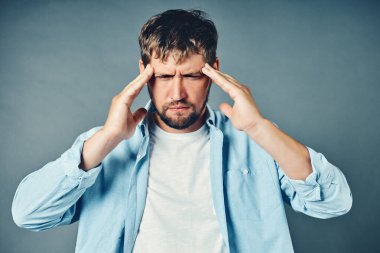 Orta yaşlı bir adam ellerini başının üstünde tutuyor. Duygusal stres krizi ve sorunlar kavramı.