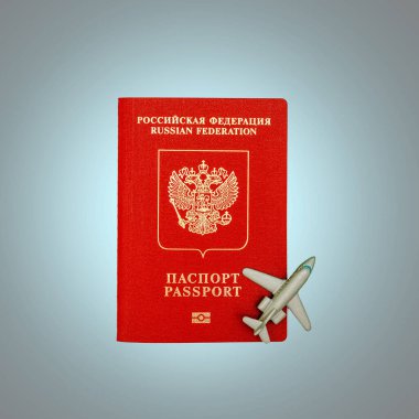 Oyuncak uçak ve Rus pasaportu. Turizm sezonunun başlangıcı konsepti