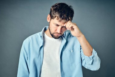 Orta yaşlı bir adam ellerini başının üstünde tutuyor. Duygusal stres krizi ve sorunlar kavramı.