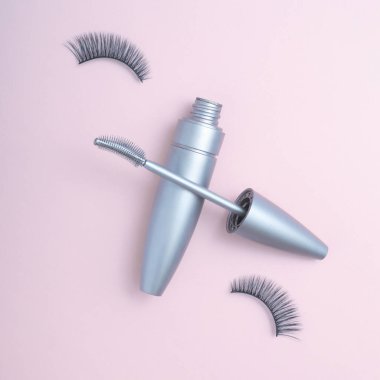 Kirpikler için maskara. Yaratıcı reklam fotoğrafçılığı. Estetik ve minimalizm. Üst görünüm düzeni.