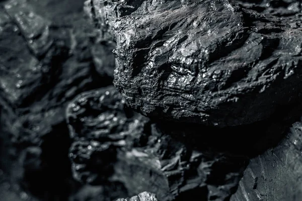 Piedras de carbón negro de cerca. Fondo de publicidad sólida. — Foto de Stock